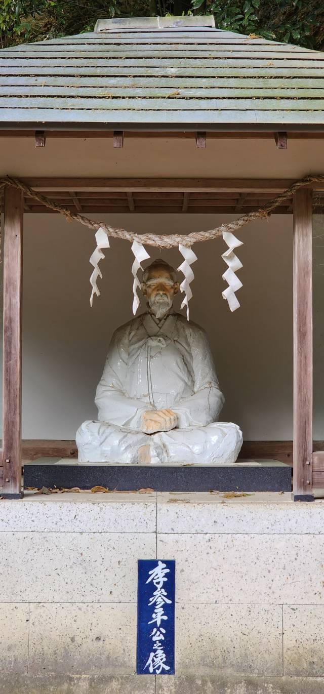 사가현 도우잔 신사에 안치된 일본 도자기의 시조로 추앙받는 이삼평 백자상. 그는 정유재란 때 일본에 포로로 끌려갔다. /사진=임병식
