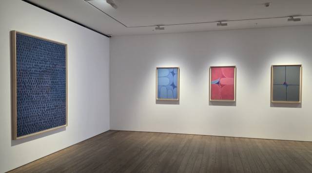 서울 한남동 페이스갤러리에서 열리고 있는 아돌프 고틀립과 김환기의 2인전에서는 형태가 남은 추상에서 무수한 점으로 이뤄진 완전한 추상으로 나아가는 김환기의 예술적 여정을 직접 확인해볼 수 있다. 김경미 기자