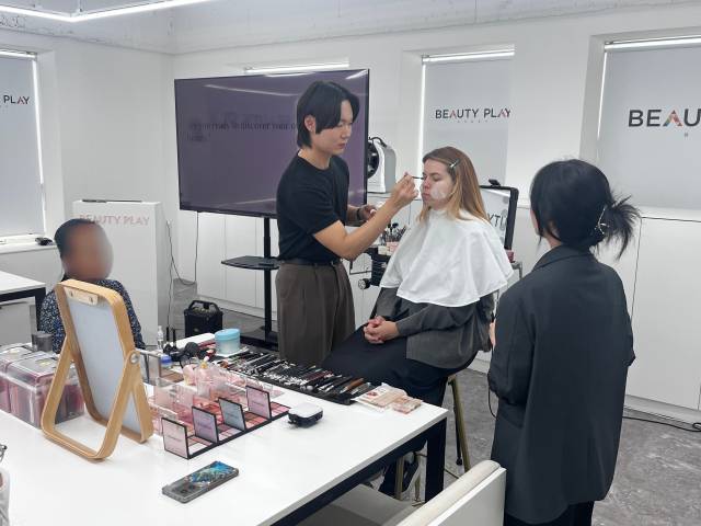 17일 오후 서울 마포구 '뷰티플레이' 홍대점에서 외국인 관광객이 K메이크업 원데이 클래스를 수강하고 있다. 노현영 기자