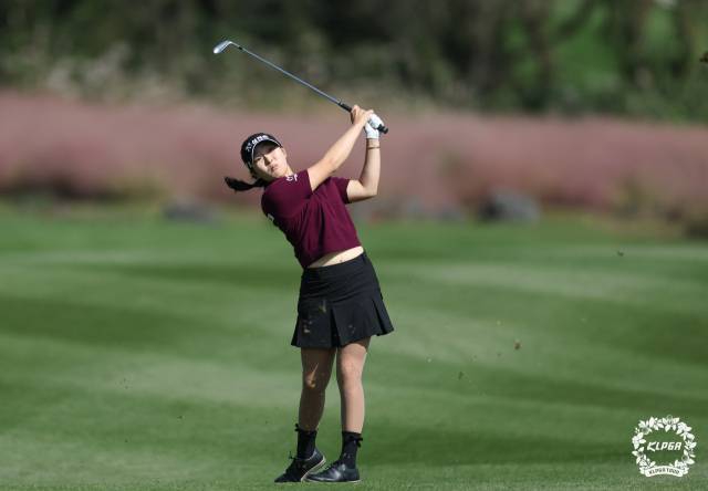 유현조가 30일 S-OIL 챔피언십 1라운드 2번 홀에서 아이언 샷을 하고 있다. 사진 제공=KLPGA