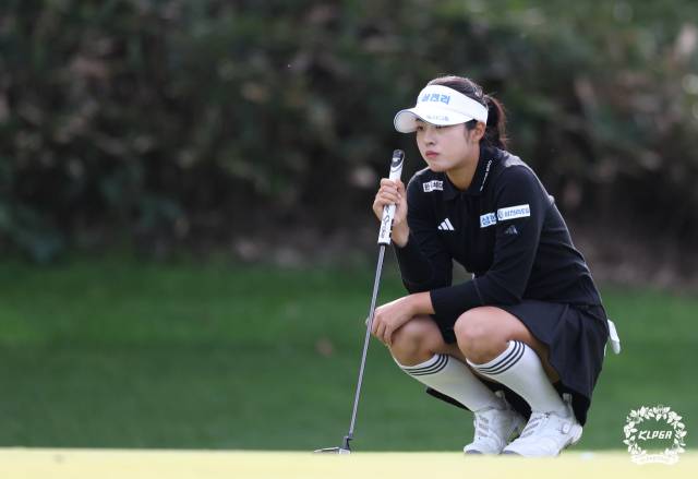 그린 경사를 파악하고 있는 서교림. 사진 제공=KLPGA