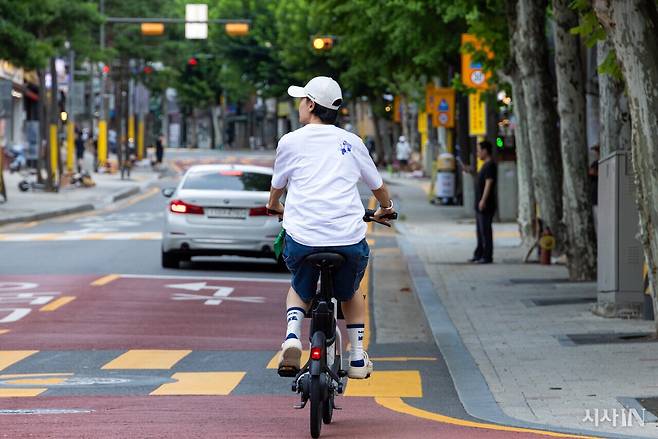 서울 중구에서 한 시민이 페달을 밟으면 작동하는 공유 전기자전거를 타고 있다.ⓒ시사IN 신선영