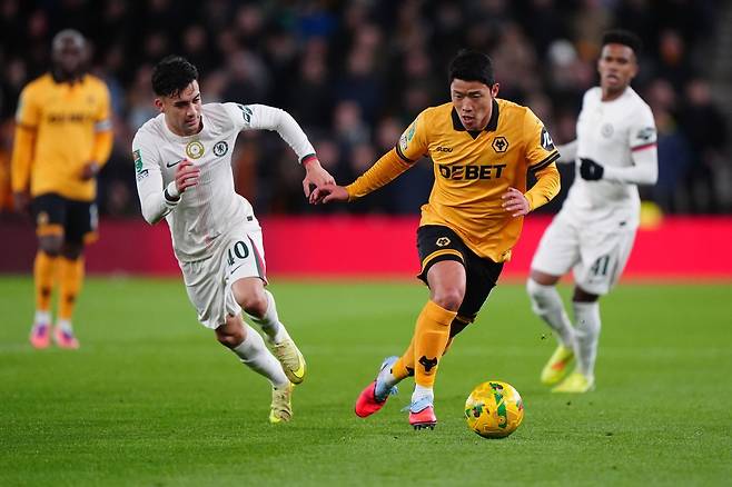 울버햄턴 황희찬(오른쪽 두 번째)이 30일(한국시간) 몰리뉴 스타디움에서 열린 첼시와 잉글랜드 카라바오컼 4라운드 홈경기에서 드리블을 하고 있다. 울버햄턴(영국)|AP뉴시스