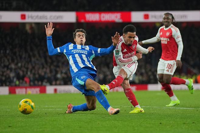 아스널 은와네리(오른쪽 2번째)가 30일(한국시간) 영국 런던의 에미레이츠 스타디움에서 벌어진 브라이턴과 카라바오컵 16강 홈경기에서 후반 12분 선제결승골을 터트리고 있다. 아스널은 대대적 로테이션을 가동하며 영건들에게 기회를 주고도 2-0 완승을 거뒀다. 런던│AP뉴시스