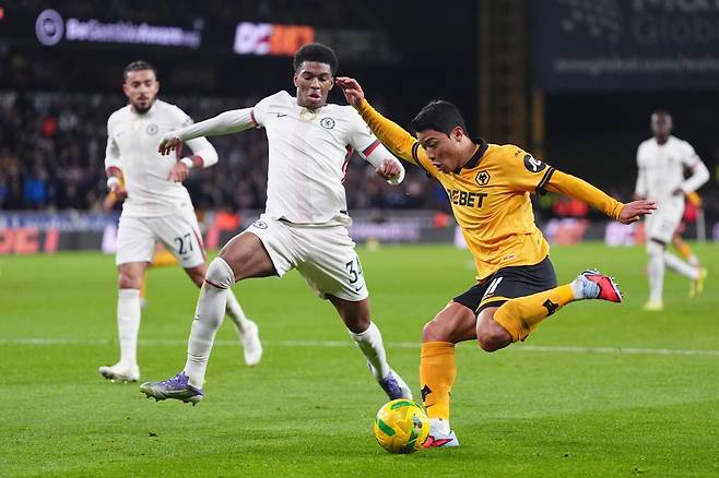 황희찬(오른쪽)이 30일(한국시간) 몰리뉴 스타디움에서 열린 첼시와 2025~2026시즌 카라바오컵(리그컵) 4라운드(16강) 홈경기에서 상대 수비수를 제치려 시도하고 있다. 울버햄턴(영국)｜AP뉴시스