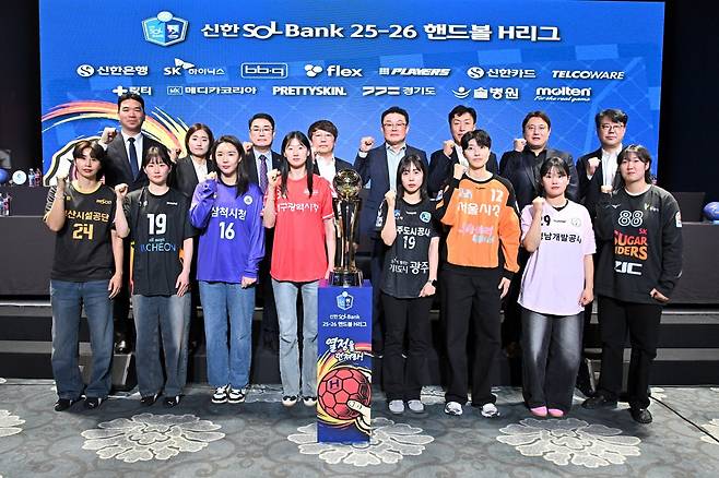 ‘신한 SOL Bank 25-26 핸드볼 H리그’ 여자부 8팀 감독과 대표선수 1명이 30일 서울 강서구 메이필드호텔에서 열린 새 시즌 미디어데이를 마친 뒤 기념촬영을 하고 있다. SK 슈가글라이더즈가 통합 3연패에 도전하는 가운데, 부산시설공단이 강력한 대항마로 지목됐다. 사진은 신창호 부산시설공단 감독,&nbsp;문필희 인천시청 감독, 이계청 삼척시청 감독, 이재서 대구시청 감독, 오세일 광주도시공사 감독&nbsp;,정연호 서울시청 감독, 김현창 경남개발공사 감독, 김경진 SK 슈가글라이더즈 감독, SK 슈가글라이더즈 박조은, 경남개발공사 김아영, 서울시청 정진희, 광주도시공사 김금정, 대구시청 정지인, 삼척시청 박새영, 인천시청 신다래, 부산시설공단 권한나(왼쪽 위부터 시계방향으로). 사진제공│한국핸드볼연맹