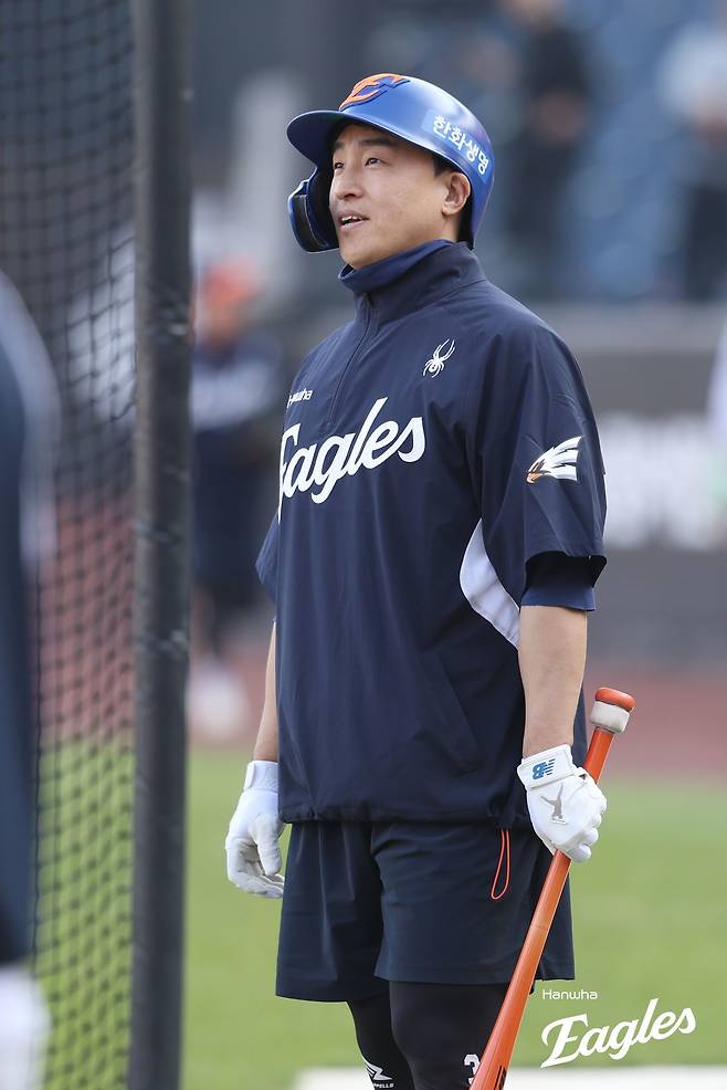 한화 손아섭이 29일 대전한화생명볼파크에서 열린 ‘2025 신한 SOL 뱅크 KBO PS’ LG와 한국시리즈 3차전을 앞두고 밝은 모습으로 경기 전 타격 훈련을 준비하고 있다. 손아섭은 1~2차전 패배에도 주눅 들지 않은 후배들의 모습에 “대견하고 듬직하다”고 말했다. 사진제공｜한화 이글스