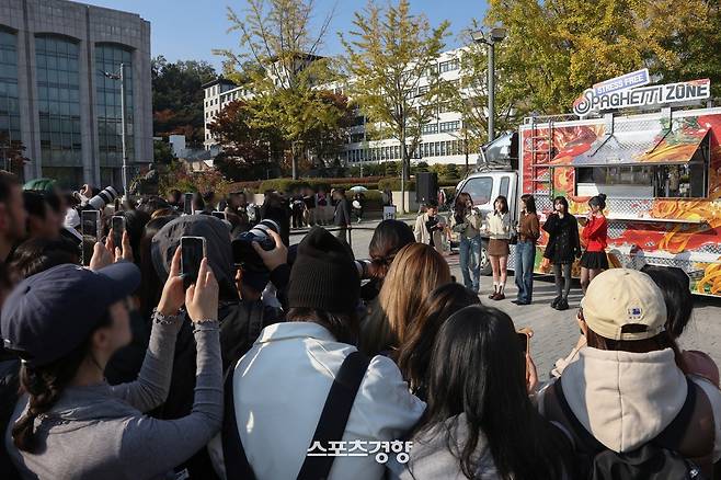 연세대를 방문해 행사를 진행한 그룹 르세라핌. 쏘스뮤직 제공