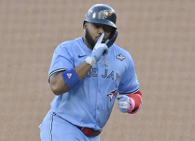 블라디미르 게레로 주니어가 30일 미국 캘리포니아주 로스앤젤레스의 다저스타디움에서 열린 다저스와 2025 메이저리그 월드시리즈 5차전에서 1회초 솔로홈런을 친 뒤 다저스 팬들에게 조용히 하라는 세리머니를 하고 있다.    로스앤젤레스 | UPI연합뉴스