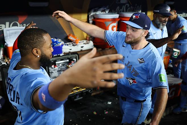 트레이 예세비지(오른쪽)와 블라디미르 게레로 주니어가 30일 미국 캘리포니아주 로스앤젤레스의 다저스타디움에서 열린 다저스와 2025 메이저리그 월드시리즈 5차전에서 포옹하고 있다.   로스앤젤레스 | Imagn Images연합뉴스