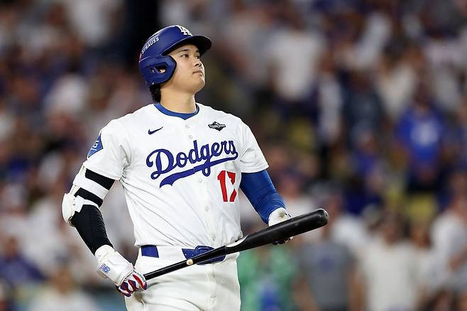 LA 다저스 오타니 쇼헤이가 30일 토론토와의 WS 5차전에서 8회말 아웃된 뒤 아쉬워하고 있다. AFP연합뉴스