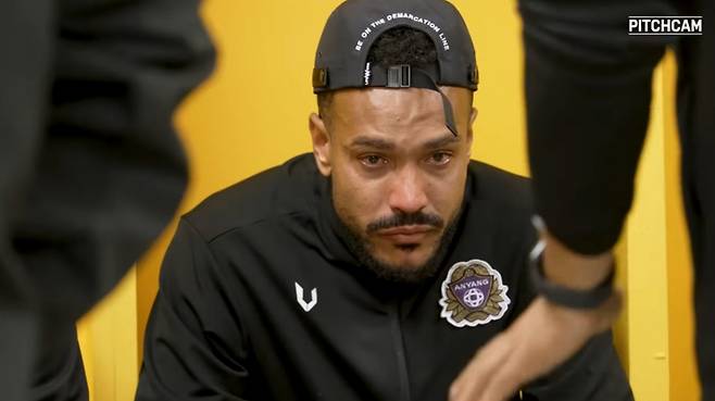 FC안양 모따가 지난 25일 광주FC전을 마친 뒤 라커룸에서 눈물을 흘리고 있다. 구단에 따르면 당시 모따는 소셜미디어(SNS) 등을 통해 인종차별 메시지를 받았다. /사진=안양 유튜브 캡처