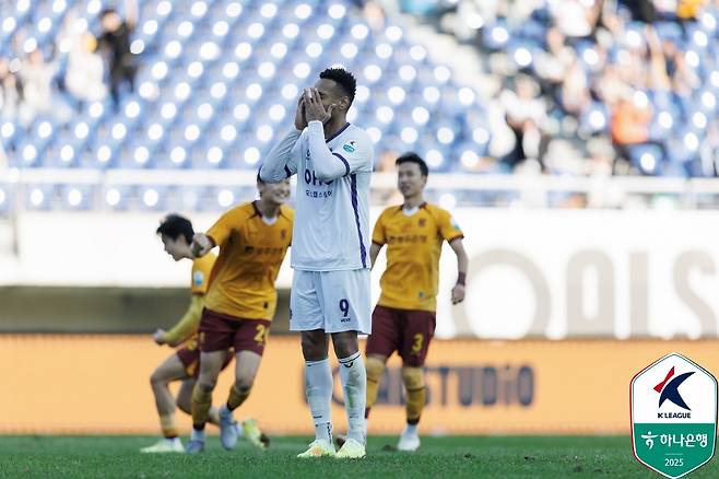 지난 25일 광주FC전에서 페널티킥을 실축한 뒤 아쉬워하고 있는 FC안양 모따. /사진=한국프로축구연맹 제공