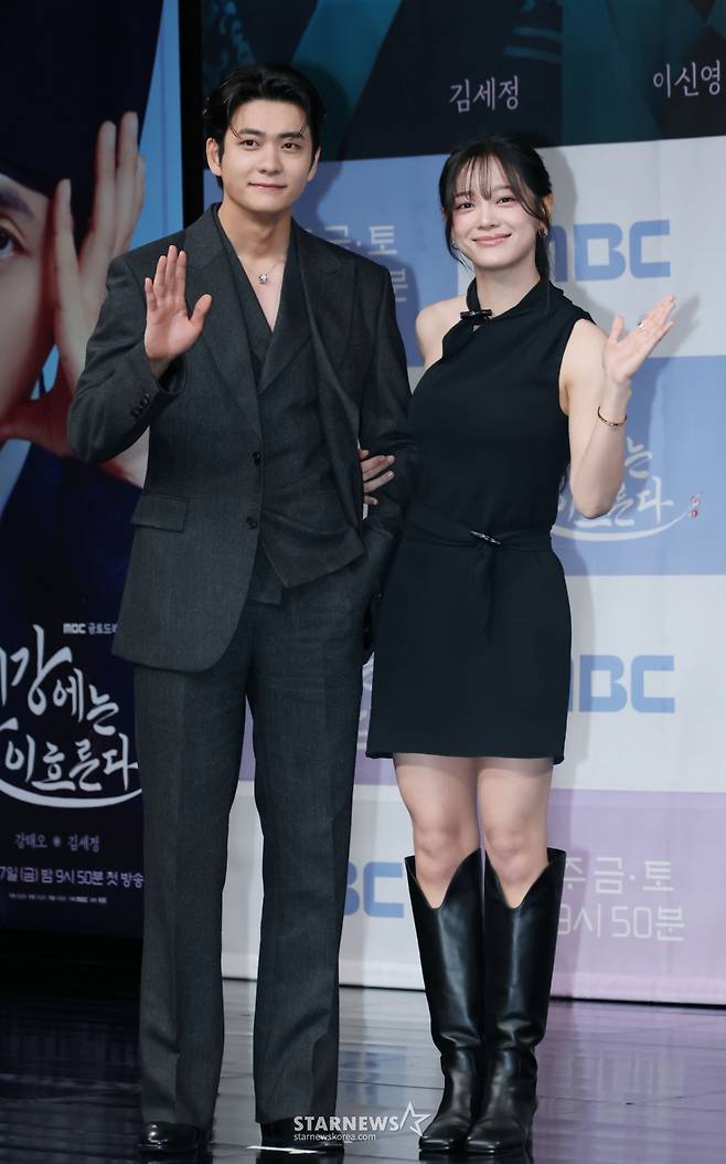 배우 강태오, 김세정이 30일 오전 서울 마포구 상암동 MBC 사옥에서 진행된 금토드라마 '이강에는 달이 흐른다' 제작발표회에 참석해 포즈를 취하고 있다.  웃음을 잃은 세자와 기억을 잃은 부보상의 영혼 체인지 역지사지(易地四肢) 로맨스 판타지 사극 '이강에는 달이 흐른다'는 11월 7일 첫 방송된다. /2025.10.30 /사진=이동훈 photoguy@