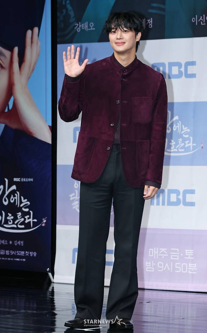 배우 이신영이 30일 오전 서울 마포구 상암동 MBC 사옥에서 진행된 금토드라마 '이강에는 달이 흐른다' 제작발표회에 참석해 포즈를 취하고 있다.  웃음을 잃은 세자와 기억을 잃은 부보상의 영혼 체인지 역지사지(易地四肢) 로맨스 판타지 사극 '이강에는 달이 흐른다'는 11월 7일 첫 방송된다. /2025.10.30 /사진=이동훈 photoguy@