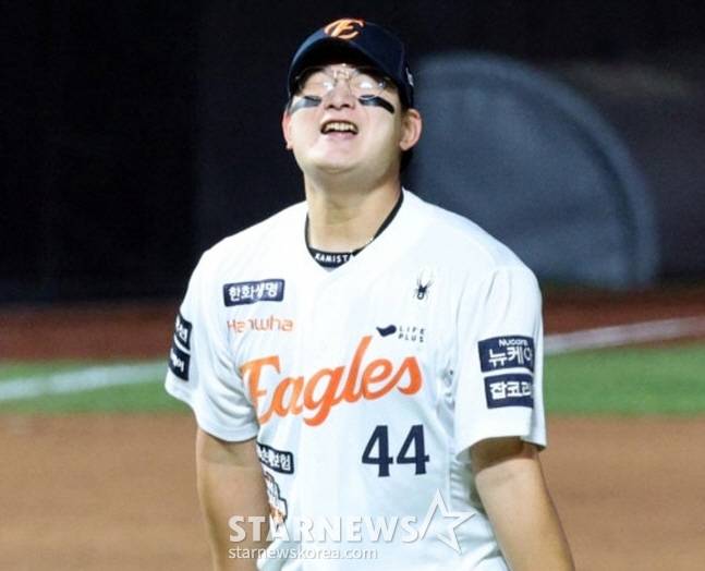 한화 김서현이 29일 LG와 한국시리즈 4차전에서 승리를 지켜낸 뒤 포효하고 있다. /사진=강영조 선임기자