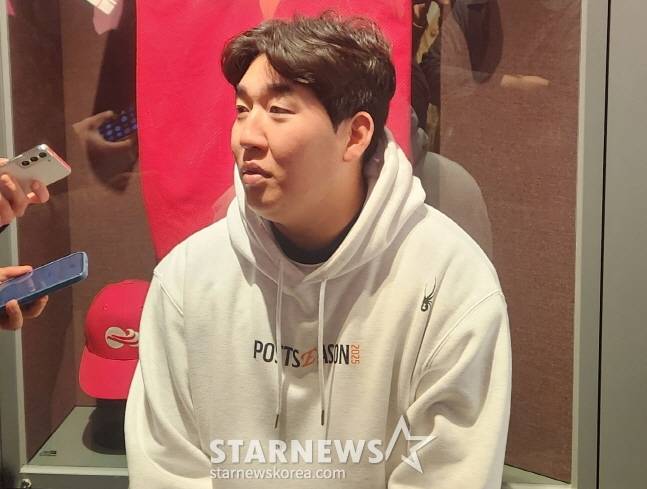 박상원이 30일 한국시리즈 4차전을 앞두고 취재진과 인터뷰를 하고 있다. /사진=안호근 기자