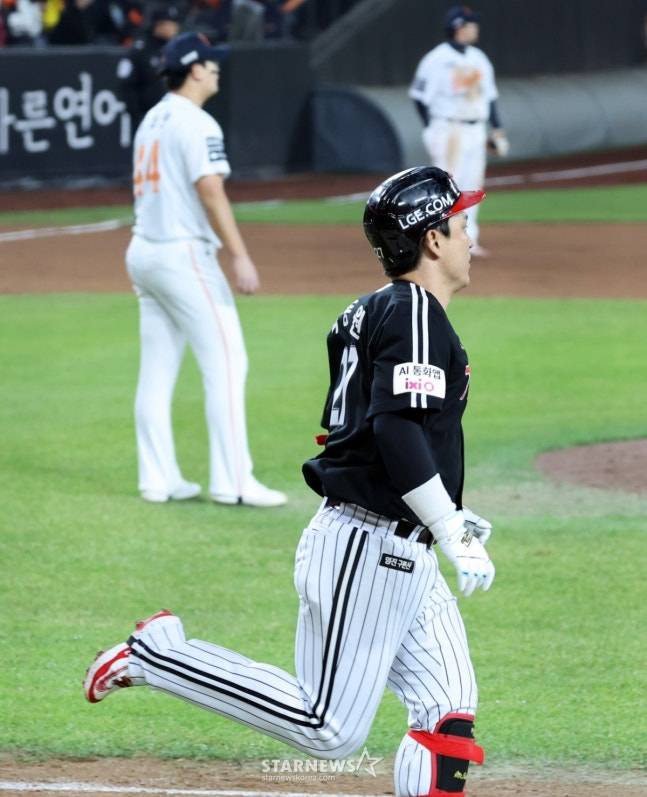 박동원(오른쪽)이 9회초 추격의 투런 홈런을 날리고 있다. /사진=강영조 선임기자