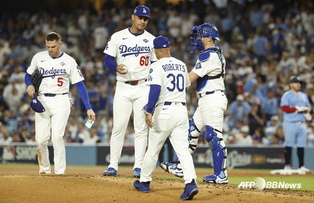 데이브 로버츠 다저스 감독(오른쪽 2번째)이 30일(한국시간) 열린 2025 MLB 월드시리즈 5차전에서 7회초 마운드에 오르고 있다. /AFPBBNews=뉴스1