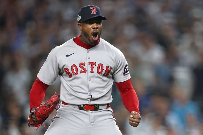 보스턴 레드삭스에서 활약 중인 베테랑 마무리 투수 아롤디스 채프먼이 최근 쿠바 야구 선수들에 관한 내용을 다루는 팟캐스트 프로그램 '스윙 컴플레토'에 출연해 옛 소속팀 뉴욕 양키스에 대한 불만을 드러냈다. AFP 연합뉴스