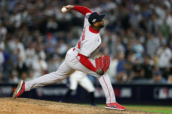 보스턴 레드삭스에서 활약 중인 베테랑 마무리 투수 아롤디스 채프먼이 최근 쿠바 야구 선수들에 관한 내용을 다루는 팟캐스트 프로그램 '스윙 컴플레토'에 출연해 옛 소속팀 뉴욕 양키스에 대한 불만을 드러냈다. AFP 연합뉴스