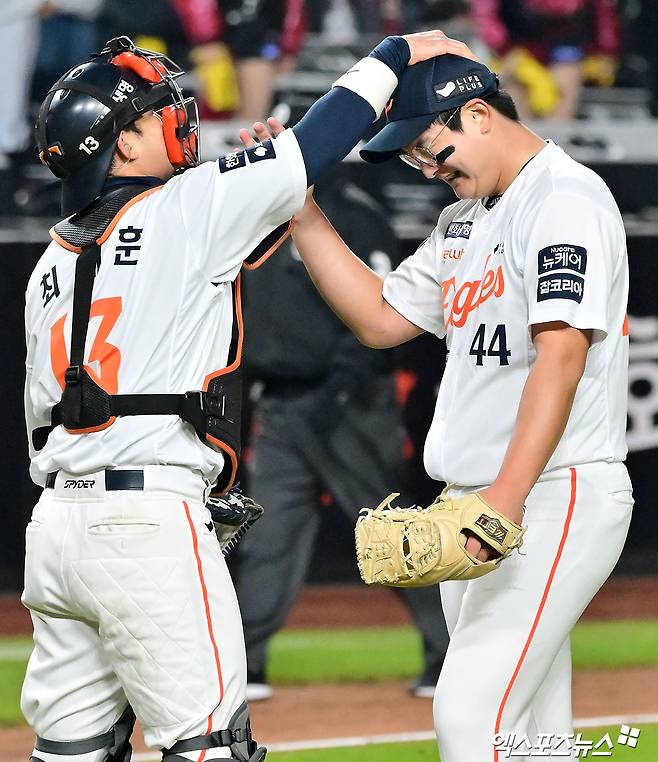 29일 오후 대전 한화생명 볼파크에서 열린 '2025 신한 SOL Bank KBO 한국시리즈' LG 트윈스와 한화 이글스의 3차전 경기, 한화가 8회에만 6점을 뽑아내며 LG에 7:3으로 역전승을 거뒀다.  이날 경기에서 승리한 한화 선수들이 기뻐하고 있다. 대전, 김한준 기자