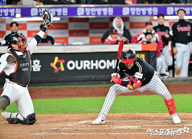 29일 오후 대전 한화생명 볼파크에서 열린 '2025 신한 SOL Bank KBO 한국시리즈' LG 트윈스와 한화 이글스의 3차전 경기, 8회초 1사 1,3루 LG 오스틴이 높은 공을 피하고 있다. 대전, 김한준 기자