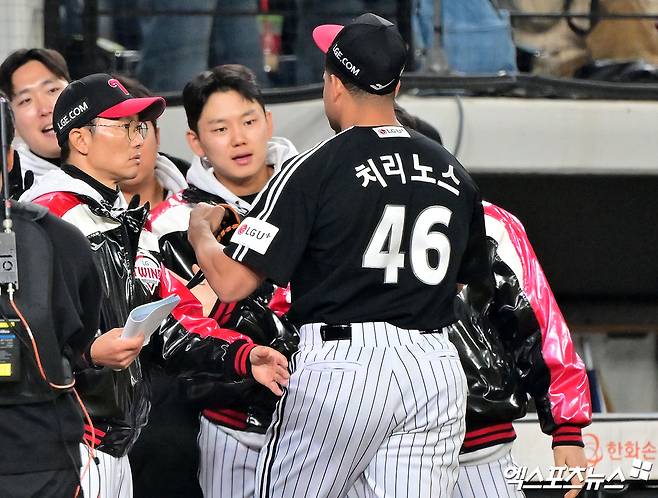 30일 오후 대전 한화생명 볼파크에서 열린 '2025 신한 SOL Bank KBO 한국시리즈' LG 트윈스와 한화 이글스의 4차전 경기, 3회말 수비를 마친 LG 치리노스가 더그아웃으로 향하고 있다. 대전, 김한준 기자
