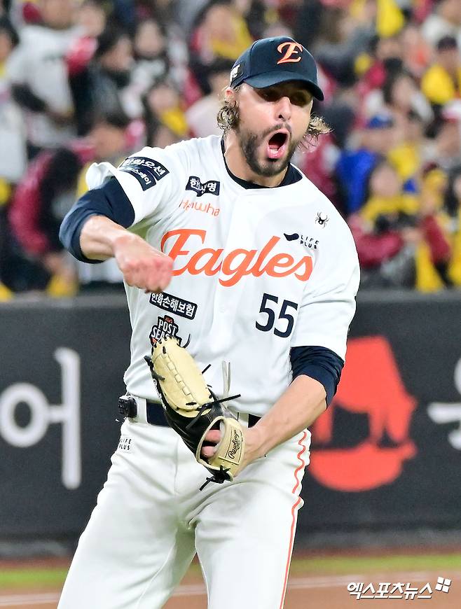 30일 오후 대전 한화생명 볼파크에서 열린 '2025 신한 SOL Bank KBO 한국시리즈' LG 트윈스와 한화 이글스의 4차전 경기, 7회초 수비를 마친 한화 와이스가 포효하고 있다. 대전, 김한준 기자