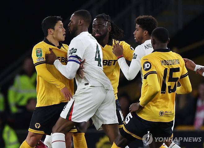 첼시의 토신 아다라비오요와 신경전 벌이는 황희찬 [AFP=연합뉴스]