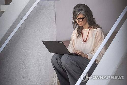 알바네제 유엔 팔레스타인 점령지 특별보고관 (케이프타운 AFP=연합뉴스) 2025년 10월 28일 남아프리카공화국 케이프타운 소재 데즈먼드 앤드 리아 투투 레거시 재단에서 미국 뉴욕 유엔본부로 영상으로 중계될 '가자 집단학살: 집단적 범죄' 보고서 원격 발표를 준비하는 프란체스카 알바네제 유엔 팔레스타인 점령지 특별보고관. (Photo by RODGER BOSCH / AFP) 2025.10.30.