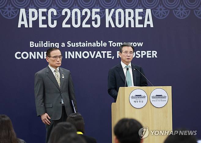 브리핑 하는 안보실장과 정책실장 (경주=연합뉴스) 한상균 기자 = 김용범 정책실장(오른쪽)과 위성락 국가안보실장이 29일 경북 경주 APEC 미디어센터에서 한미 정상회담 관련 브리핑을 하고 있다. 2025.10.29 [대통령실통신사진기자단] xyz@yna.co.kr