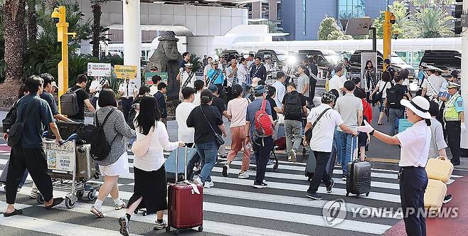 제주국제공항 1층 도착장 횡단보도 [연합뉴스 자료사진]