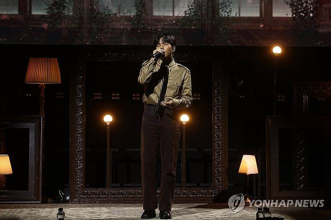 가수 정승환, 정규앨범 '사랑이라 불린' 으로 컴백 (서울=연합뉴스) 류효림 기자  = 가수 정승환이 30일 서울 서대문구 예스24 원더로크홀에서 열린 정규 앨범 '사랑이라 불린' 발매 기념 쇼케이스에서 타이틀곡 '앞머리'를 열창하고 있다. 2025.10.30 ryousanta@yna.co.kr