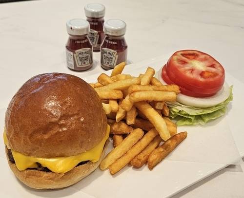 트럼프 대통령에게 제공된 치즈버거와 케첩 3통을 재현한 모습 [경주힐튼호텔 제공.재판매 및 DB금지]