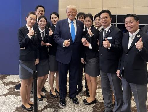 트럼프 미국 대통령, 호텔 직원들과 기념 촬영 [경주힐튼호텔 제공. 재판매 및 DB 금지]