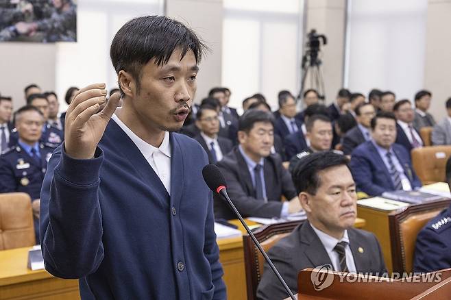 군복무 중 양손 잃고 국가 보훈 자격 못얻은 나형윤 씨 국감 출석 (서울=연합뉴스) 황광모 기자 = 최전방에서 부사관으로 군 복무 중 사고를 당해 양손을 잃은 나형윤 씨가 30일 국회에서 열린 국방위원회 2025년도 종합 국정감사에 일반 증인으로 출석해 증인 선서를 하고 있다.
나 씨는 지난 2006년 고압선에 감전되는 사고를 당한 뒤 8차례 수술을 거쳤지만, 양손을 잃고 2007년 의병 전역하게 됐다.
이후 국가유공자 판정을 받았지만, 당시 서류상의 실수로 일반 사병으로 의병 전역한 것으로 분류돼 상이연금을 받지 못해 지난 2022년 국방부에 민원을 제기했지만, 아직 해결되지 못한 상태다. 2025.10.30 hkmpooh@yna.co.kr