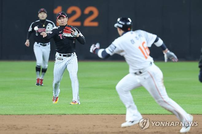 오지환의 센스 넘치는 수비 (대전=연합뉴스) 서대연 기자 = 29일 대전 한화생명 볼파크에서 열린 2025 프로야구 KBO리그 포스트시즌 한국시리즈 3차전 LG 트윈스와 한화 이글스의 경기.
    2회말 1사 1, 2루 한화 이도윤 내야 뜬공 때 LG 유격수 오지환이 고의낙구를 한 뒤 2루로 송구하고 있다. 2025.10.29 dwise@yna.co.kr