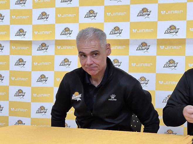 인터뷰하는 레오나르도 KB손보 감독 (의정부=연합뉴스) 김경윤 기자 = KB손해보험의 레오나르도 카르발류 감독이 30일 경기도 의정부 경민대체육관에서 열리는 2025-2026 프로배구 남자부 OK저축은행과 경기를 앞두고 인터뷰하고 있다. 2025.10.30. cycle@yna.co.kr