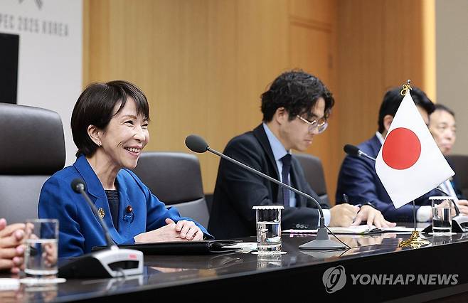 한일 정상회담, 발언하는 다카이치 총리 (경주=연합뉴스) 김도훈 기자 = 다카이치 사나에 일본 총리가 30일 경북 경주 APEC 정상회의장에서 열린 이재명 대통령과의 한일 정상회담에서 발언하고 있다. 2025.10.30 [대통령실통신사진기자단] superdoo82@yna.co.kr