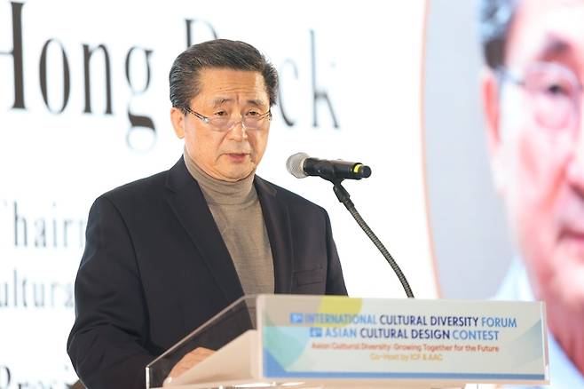 전홍덕 국제문화재단 이사장이 포럼 참석자들에게 인사를 전하고 있다. 사진=국제문화재단