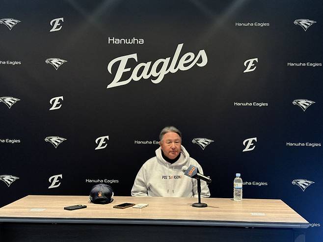 김경문 한화 이글스 감독이 31일 대전 한화생명볼파크에서 열리는 한국시리즈 5차전 경기를 앞두고 취재진과 인터뷰를 하고 있다.(사진=심효준 기자)