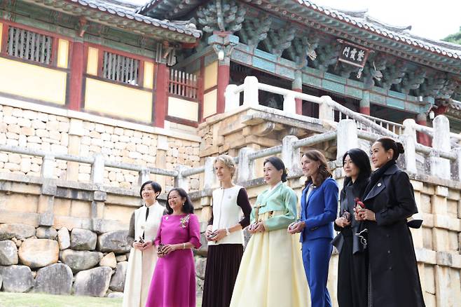 김혜경 여사, APEC 정상 배우자와 기념촬영김혜경 여사가 31일 경주 불국사에서 열린 2025 아시아태평양경제협력체(APEC) 정상회의 배우자 친교 행사에 참석해 각국 정상 배우자들과 기념촬영을 하고 있다. 왼쪽부터 대만 총통고문 딸 린원쉬안 씨, 필리핀 루이즈 아라네타 마르코스 여사, 캐나다 다이애나 폭스 카니 여사, 김혜경 여사, 뉴질랜드 아만다 럭슨 여사, 싱가포르 루츠루이 여사, 태국 티나논 니라밋 총리 부인. /연합뉴스