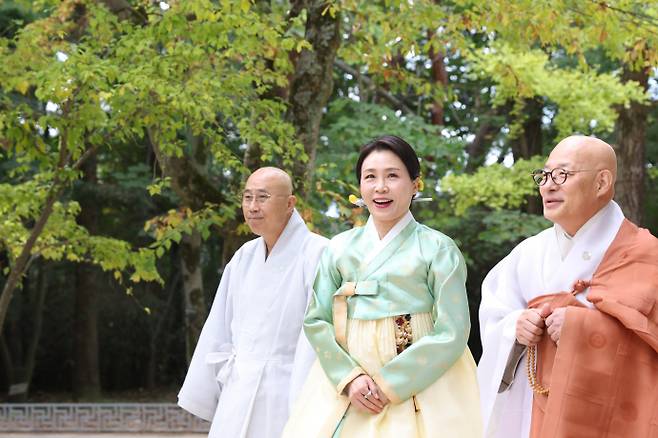 불국사 둘러보는 김혜경 여사김혜경 여사가 31일 경주 불국사에서 열린 2025 아시아태평양경제협력체(APEC) 정상회의 배우자 친교 행사에 참석해 불국사 주지 종천스님, 조계종 총무원장 진우스님과 함께 경내를 둘러보고 있다. /연합뉴스