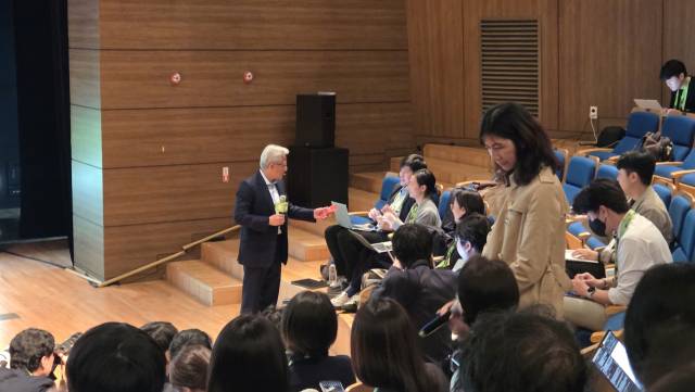 31일 오후 6시께 경주 예술의전당 원화홀에서 열린 기자간담회에서 기자에게 과자를 나눠주는 젠슨 황 최고경영자(CEO).