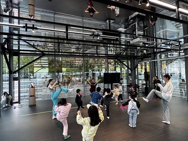 시범 프로그램 둠칫둠칫 드로잉 활동 모습. <수성아트피아 제공>