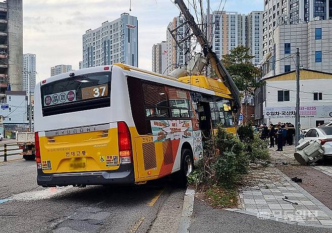 지난 30일 오후 4시57분께 광주 서구 농성동 서구청 앞 도로에서 승객 50여명을 태운 봉선37번 시내버스가 도로 우측 전신주를 들이받았다. 독자제공