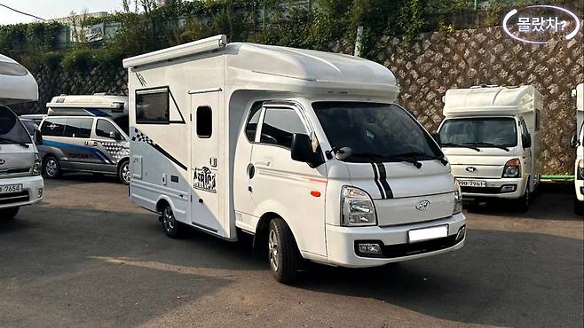 포터 기반 캐브콘 캠핑카 전면 사선 뷰 한국 중고 캠핑카 시장을 대표하는 차종