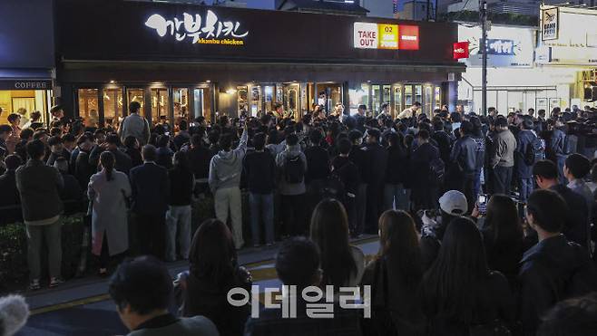 [이데일리 김태형 기자] 이재용 삼성전자 회장과 정의선 현대차그룹 회장이 30일 저녁 엔비디아 젠승 황 최고경영자와 치맥회동하기로 한 서울 삼성동 깐부치킨 매장 앞에 시민들로 붐비고 있다.