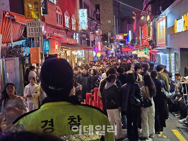 31일 오후 9시쯤 이태원에 사람이 몰려 경찰이 인파 안내를 하고 있다. (사진=방보경 기자)